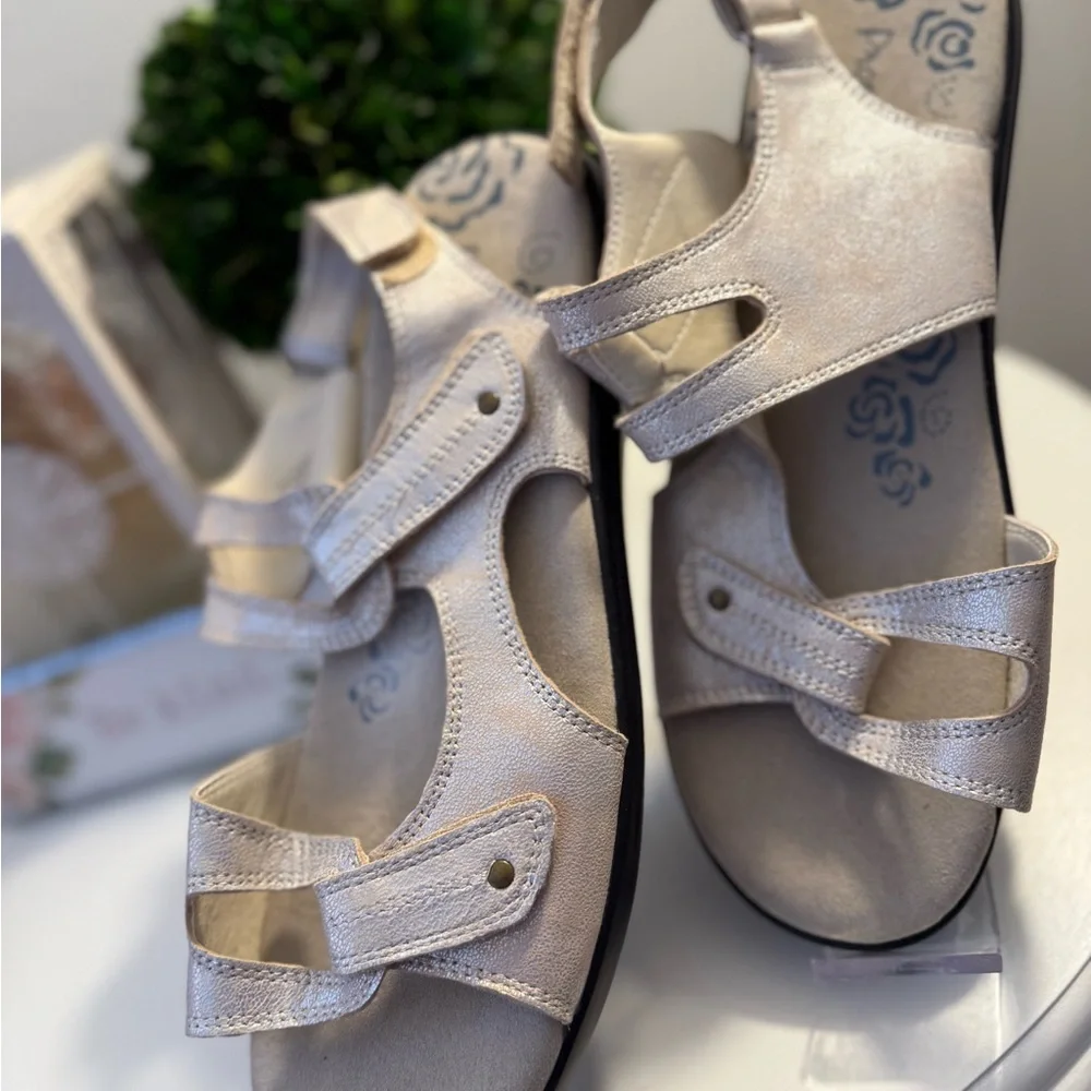 Propet Cream Sandals Comfortable and Stylish - Picture 5 of 10